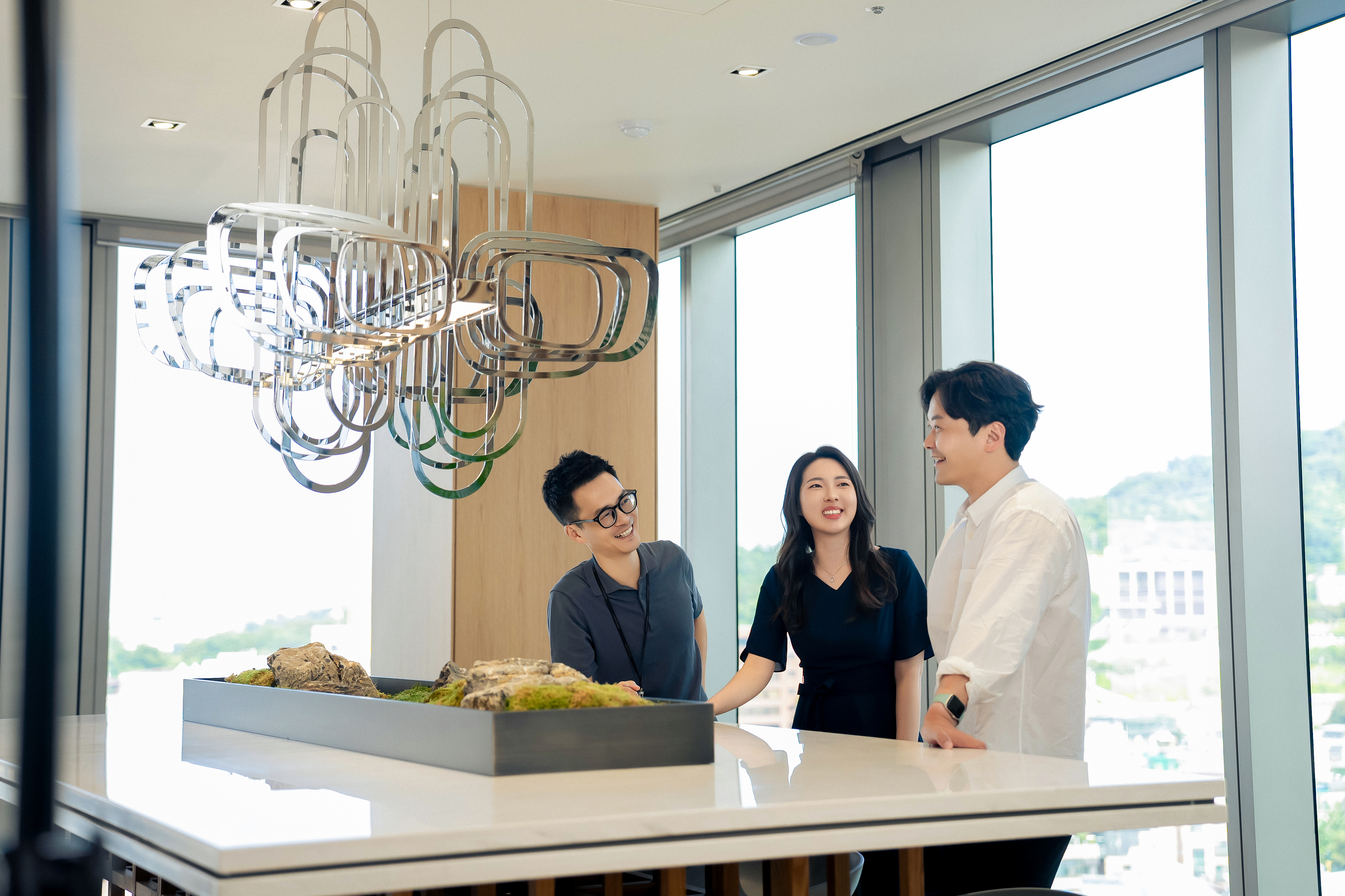 자유로운 소통과 영감을 위해 마련된 캔틴 공간에서의 모습입니다. 수평적인 소통 문화를 바탕으로 구성원 간의 유대감과 협업의 즐거움을 높이고 있습니다.