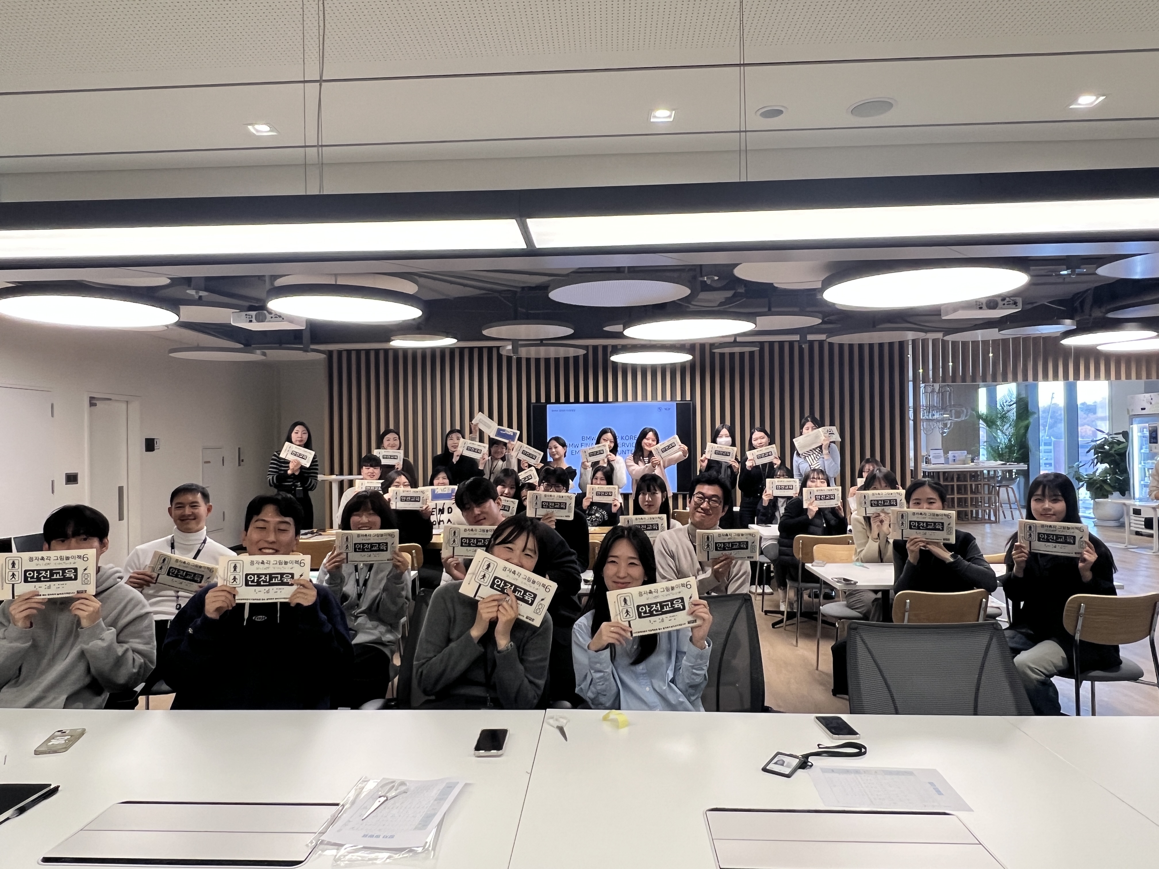 시각장애 아동을 위해 점자촉각책 제작 현장입니다. 임직원이 나눔에 직접 참여하며 지역사회와 함께 성장하는 사회적 가치를 진정성 있게 실천하고 있습니다.