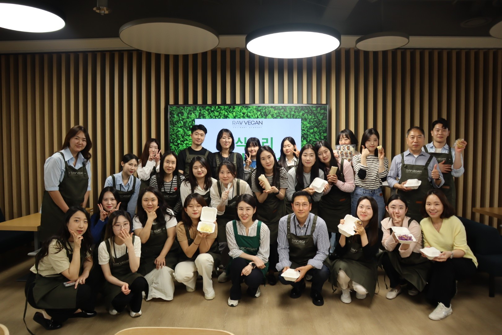 지구의 날을 맞아 진행된 비건 쿠킹 클래스 입니다. 환경 보호의 중요성을 공유하며 지속 가능한 미래를 위해 친환경 가치관을 임직원과 함께 실천해 나갑니다.